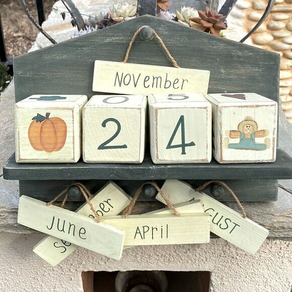 🏡HANGING WOODEN YEARLY WALL CALENDAR with decorative numbers and blocks. ECU! - Picture 1 of 10